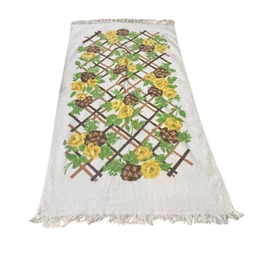 Vintage Cannon Rose GarBath Towel, Crisp Terry Cloth,‎ Yellow Roses on Lattice